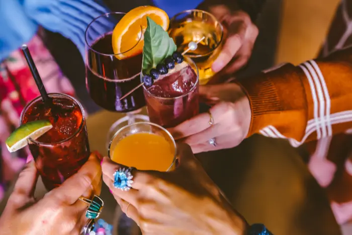 Zakaj pijemo alkohol in zakaj nam ta v resnici ne prinaša užitka