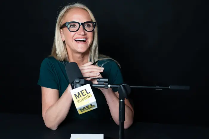 Brezplačen vodnik Mel Robbins o vodenju po načelih teorije naj